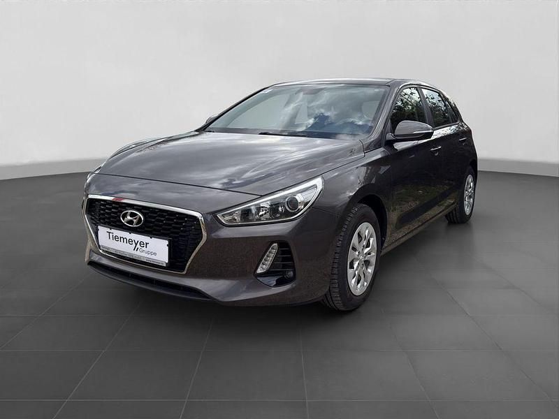 Gebraucht Hyundai i30 Select 101 PS (74 kW) 2017 Grau Limousine