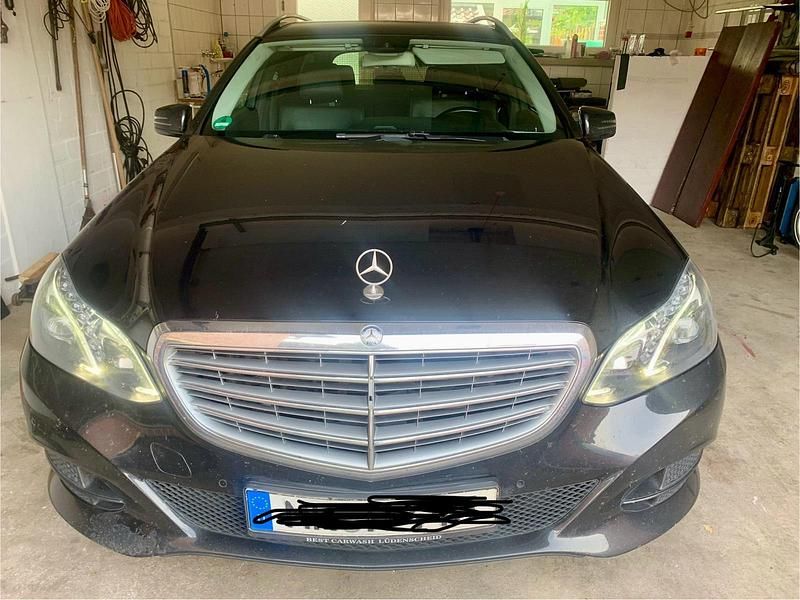 Schwarz Gebraucht 2015 Mercedes E250 Kombi | 10.500 € (Guter Preis) - Bild 1/4