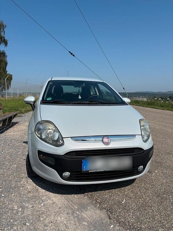 Weiß Gebraucht 2010 Fiat Punto Evo Kleinwagen | 2.000 € (Fairer Preis) - Bild 1/4