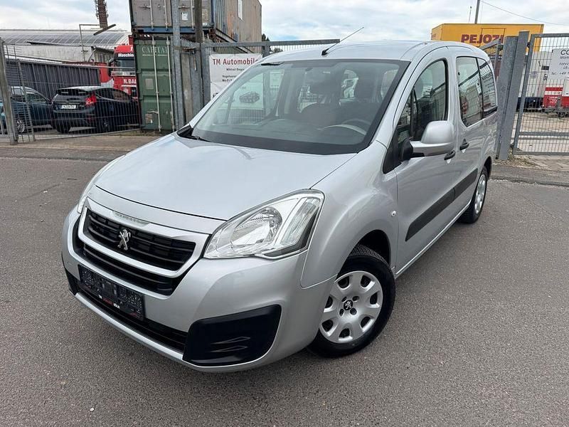 Grau Gebraucht 2016 Peugeot Partner Tepee Active Van / Kleinbus | 7.990 € (Fairer Preis) - Bild 1/4