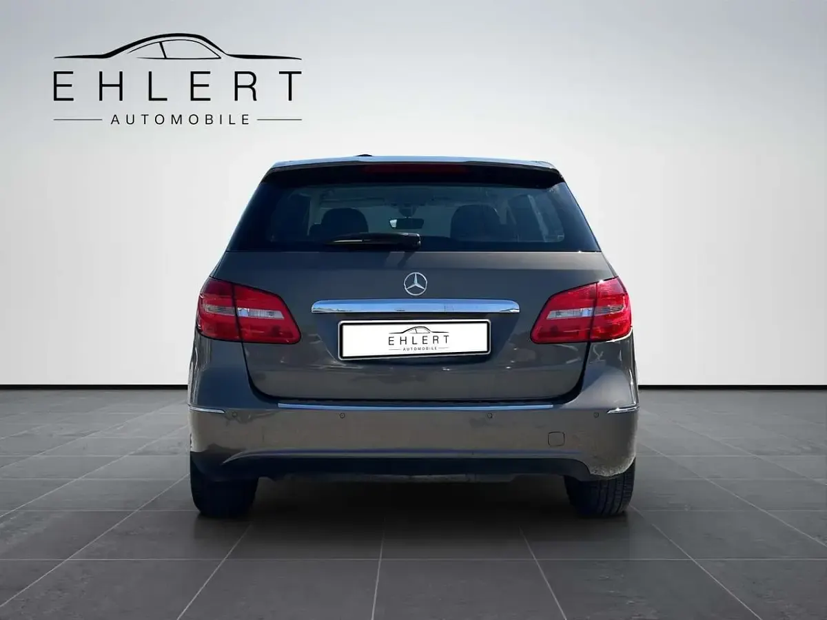 Gebraucht Mercedes B200 156 PS (114 kW) 2013 Monolithgrau Kleinwagen