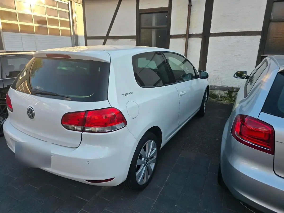 Gebraucht VW Golf VI 105 PS (77 kW) 2010 Weiß Kleinwagen