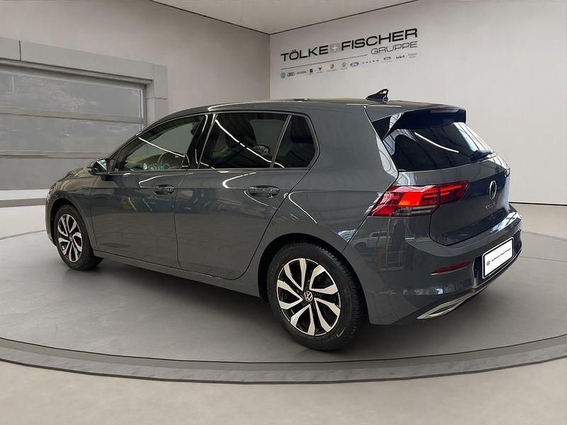 Gebraucht VW Golf VIII Active 150 PS (110 kW) 2023 Delfingrau (metallic) Limousine