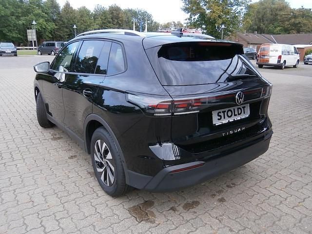 Deep black perleffekt (schwarz), perleffekt Gebraucht 2024 VW Tiguan Life SUV | 46.480 € - Bild 1/2