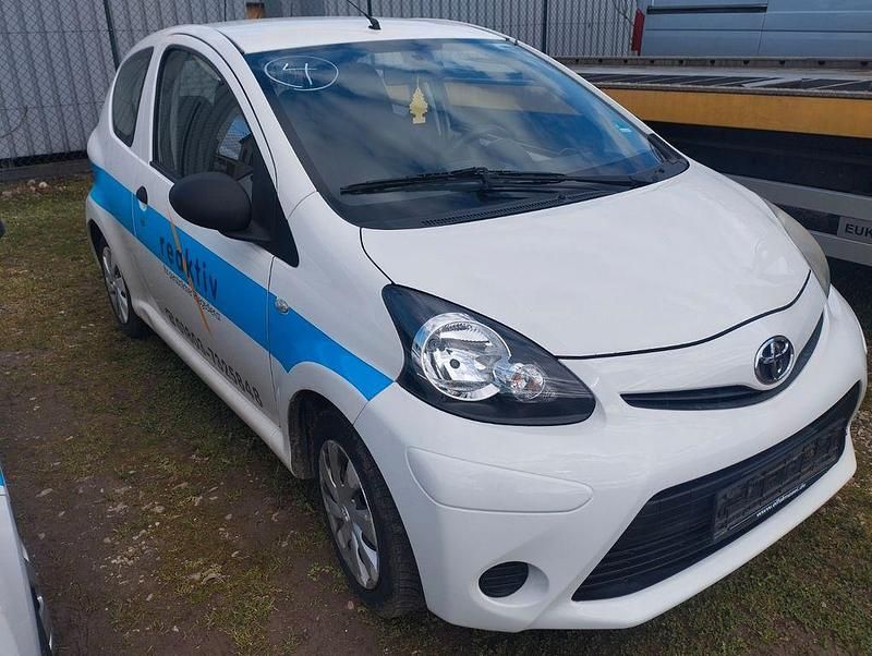Gebraucht Toyota Aygo Basis 68 PS (50 kW) 2013 Weiß Kleinwagen