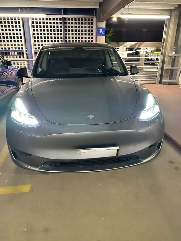 Silber Gebraucht 2024 Tesla Model Y Performance SUV | 43.900 € (Fairer Preis) - Bild 1/4