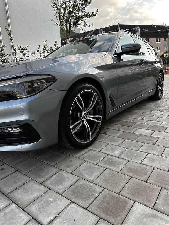 Grau Gebraucht 2018 BMW 530 Luxury Line Kombi | 27.900 € (Guter Preis) - Bild 1/4