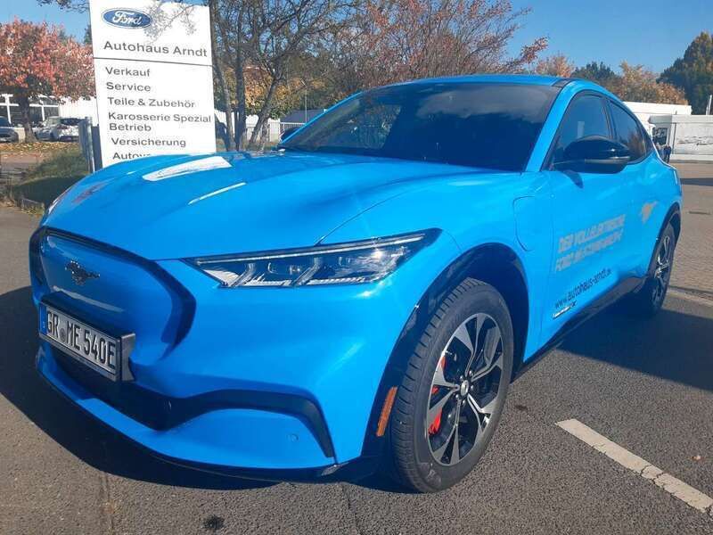 Blau Gebraucht 2022 Ford Mustang Mach-E Extended Range SUV | 38.750 € (Superpreis) - Bild 1/4