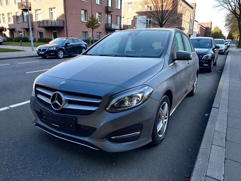 Grau Gebraucht 2016 Mercedes B200 Urban Van / Kleinbus | 10.800 € (Superpreis) - Bild 1/4