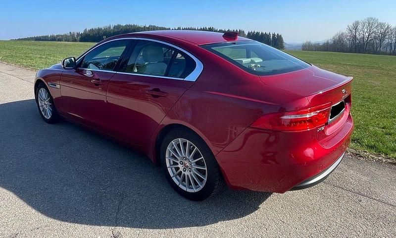 Gebraucht Jaguar XE Portfolio 163 PS (119 kW) 2016 Rot Limousine