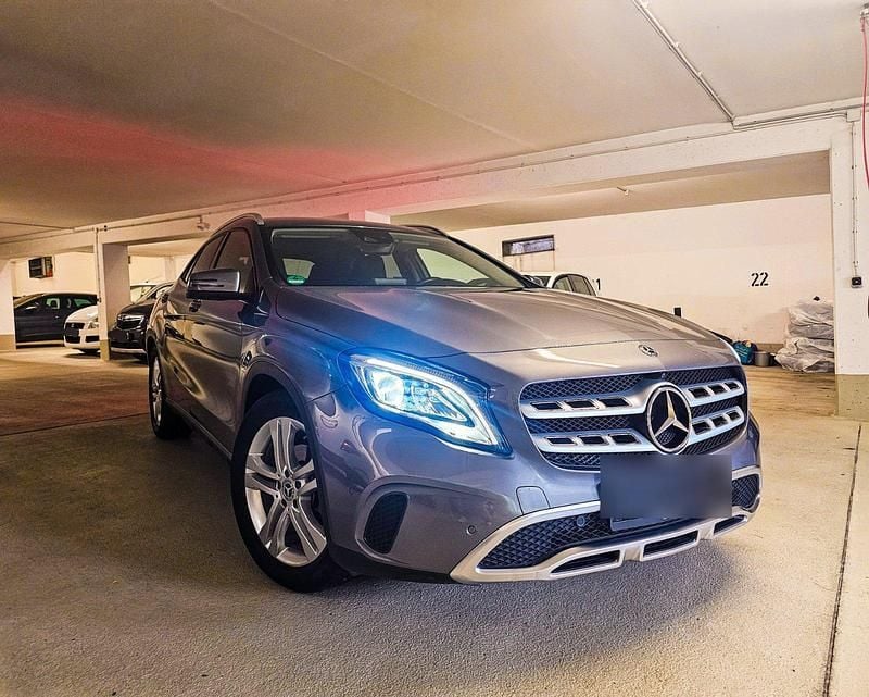 Grau Gebraucht 2018 Mercedes GLA180 Urban SUV | 23.950 € (Fairer Preis) - Bild 1/4