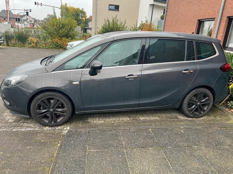 Grau Gebraucht 2013 Opel Zafira Tourer Van / Kleinbus | 7.200 € - Bild 1/4