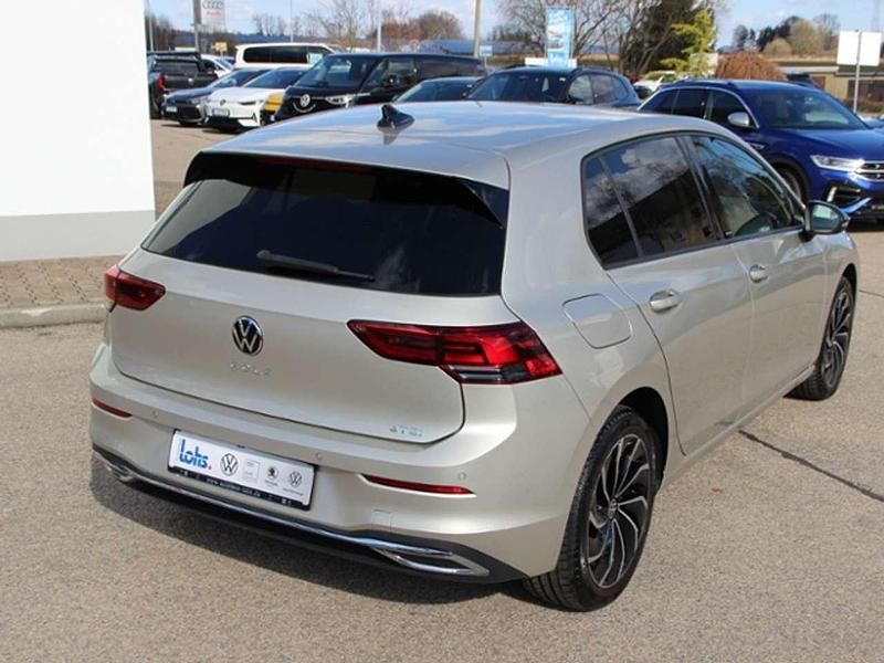 Gebraucht VW Golf VIII Move 150 PS (110 kW) 2024 Ivory silver metallic Limousine