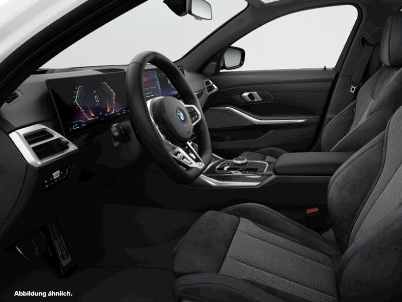 Alpinweiss Gebraucht 2025 BMW 330e Comfort Edition Kombi | 51.294 € (Teuer) - Bild 1/2
