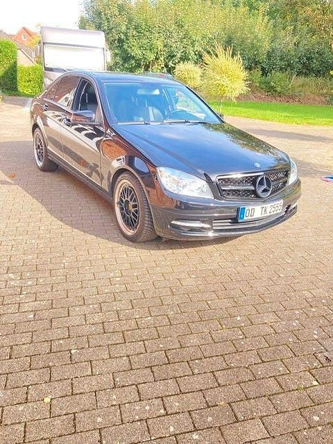 Schwarz Gebraucht 2010 Mercedes C350 Avantgarde Limousine | 9.800 € (Fairer Preis) - Bild 1/4