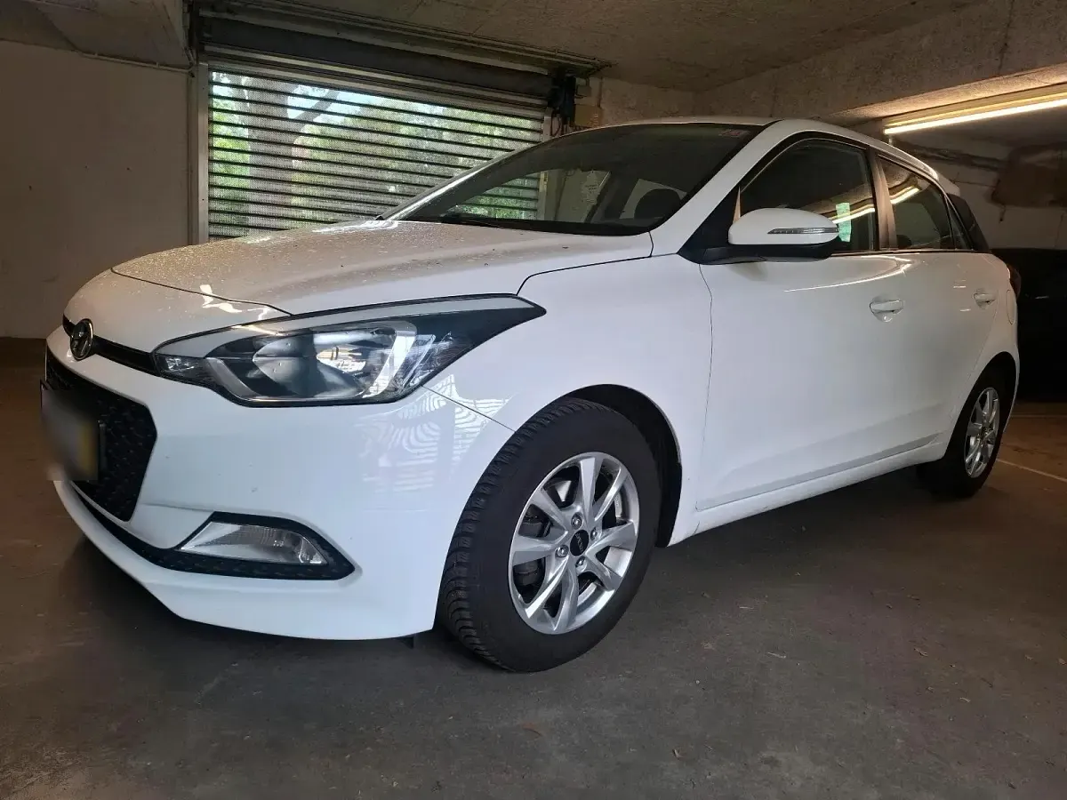 Gebraucht Hyundai i20 84 PS (61 kW) 2015 Weiß Limousine
