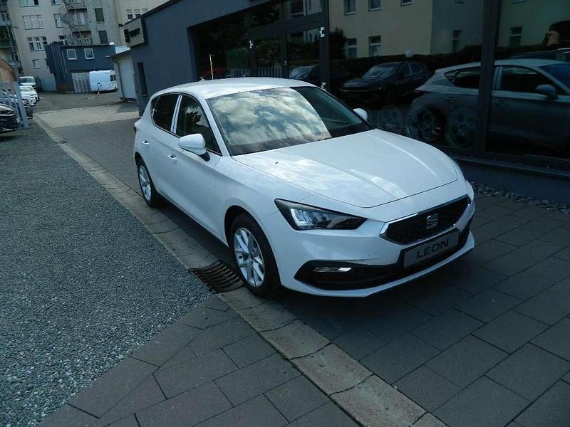 Weiss Neu 2025 Seat Leon Style Limousine | 32.990 € (Etwas zu teuer) - Bild 1/4