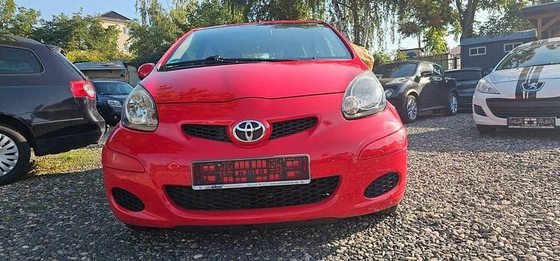 Rot Gebraucht 2010 Toyota Aygo City Kleinwagen | 2.700 € (Superpreis) - Bild 1/4