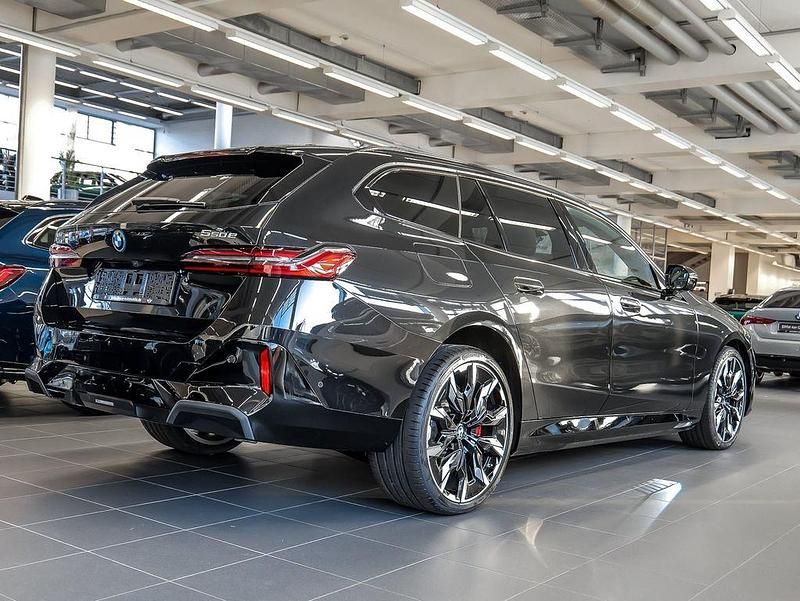 Neu BMW 550e M Sport 489 PS (359 kW) 2025 Schwarz Kombi