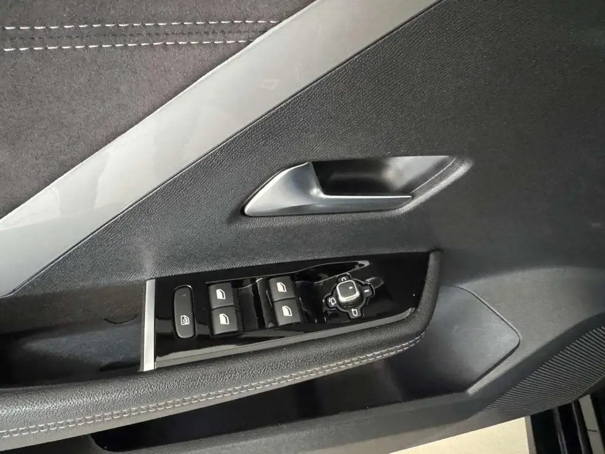Gebraucht Opel Astra GS Line 131 PS (96 kW) 2023 Diamant schwarz/karbon schwarz Kleinwagen