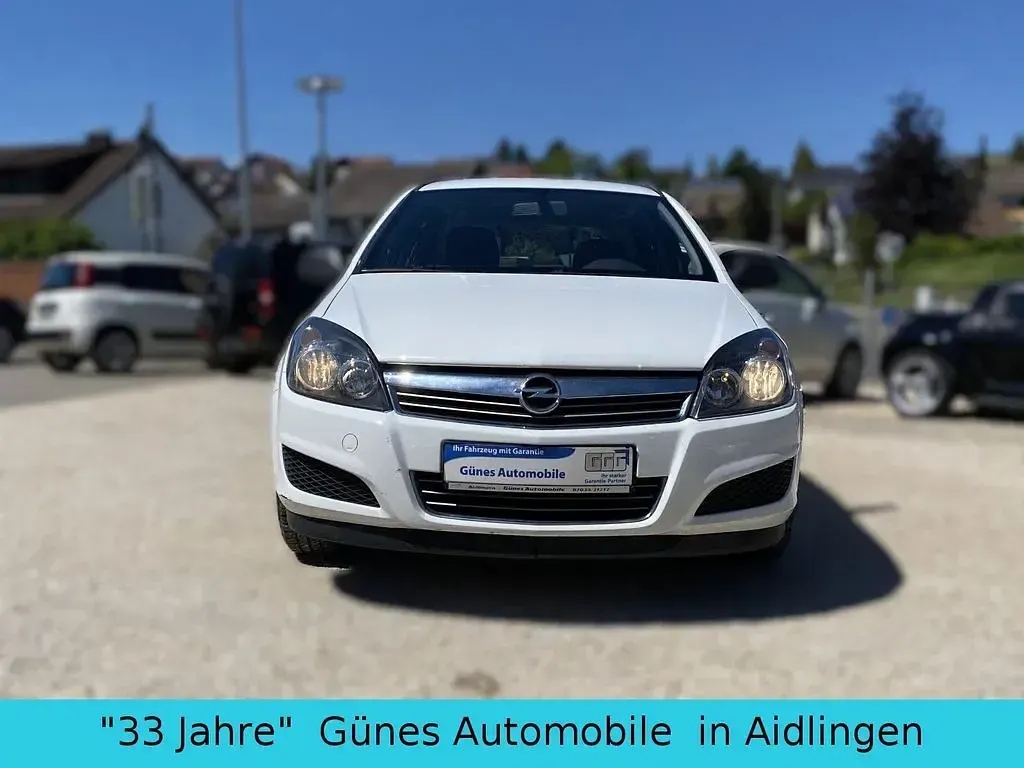 Używany Opel Astra Selection 116 KM (85 kW) 2010 Biały Sedan/Limuzyna
