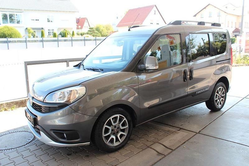 Grau Gebraucht 2016 Fiat Doblò Trekking Van / Kleinbus | 7.499 € (Fairer Preis) - Bild 1/4