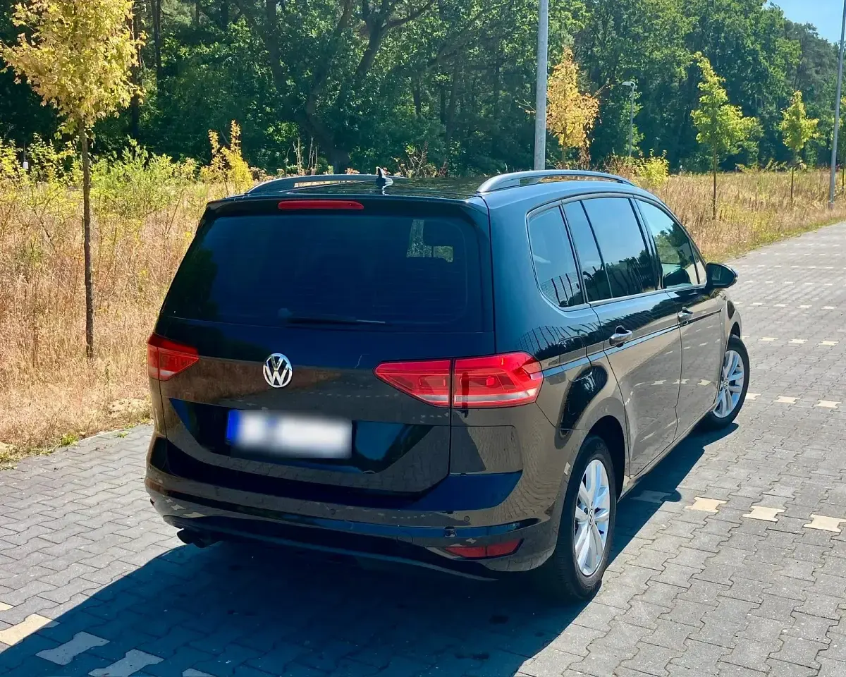 Gebraucht VW Touran Comfortline 110 PS (80 kW) 2016 Schwarz Van / Kleinbus