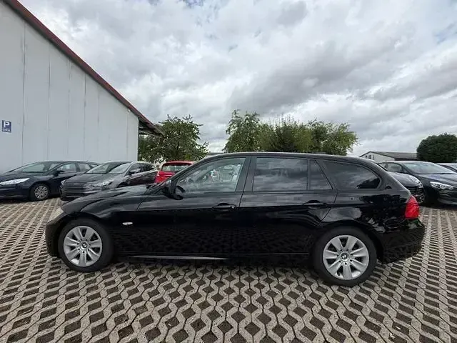 Gebraucht BMW 320 184 PS (135 kW) 2011 Schwarz Kombi