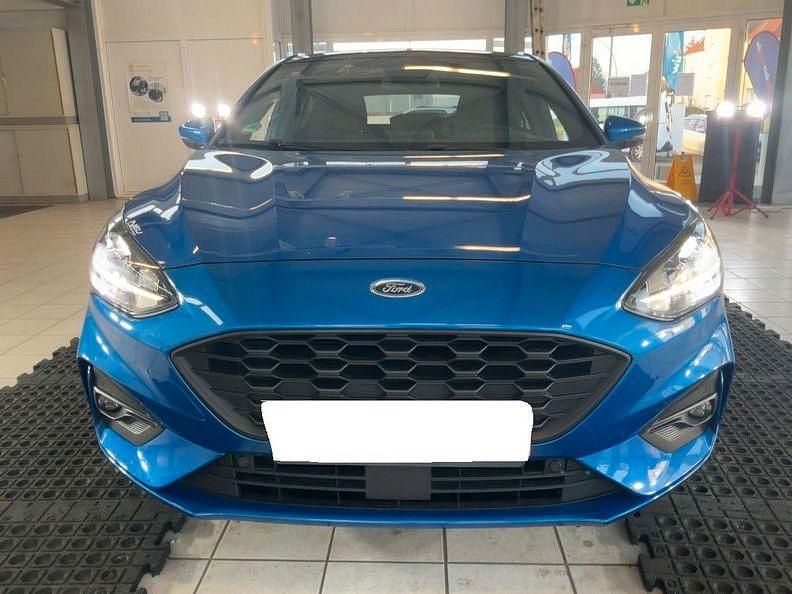 Blau Gebraucht 2022 Ford Focus ST-Line Limousine | 13.200 € (Superpreis) - Bild 1/4