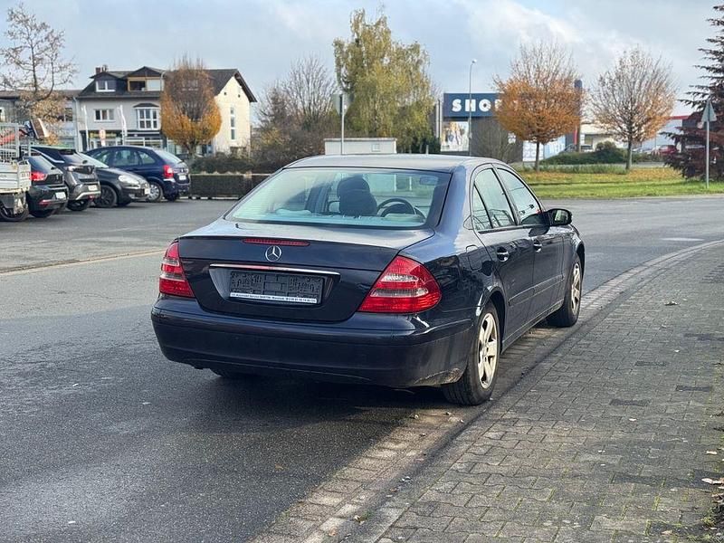 Gebraucht Mercedes E200 163 PS (119 kW) 2003 Blau Limousine