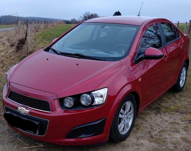 Gebraucht Chevrolet Aveo LT 101 PS (74 kW) 2013 Rot Limousine