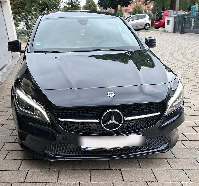 Schwarz Gebraucht 2018 Mercedes CLA220 Shooting Brake Kombi | 17.499 € (Fairer Preis) - Bild 1/4