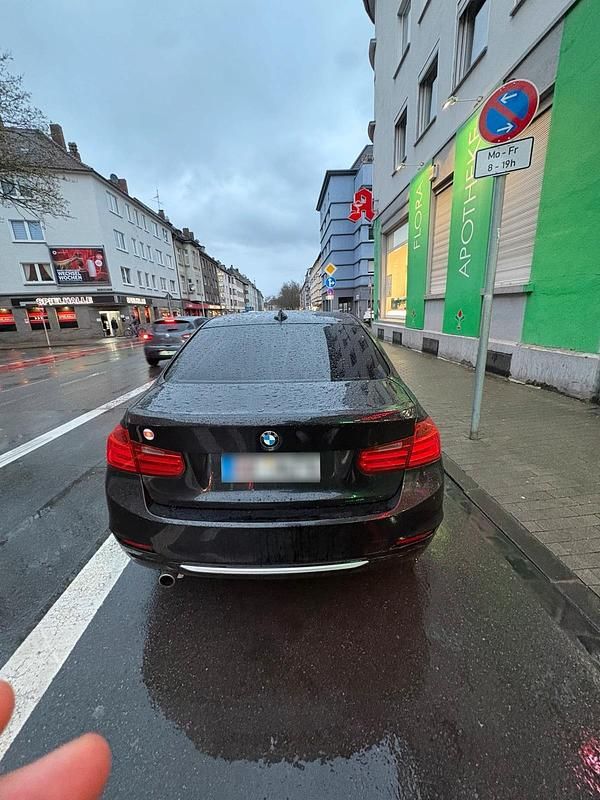 Gebraucht BMW 318 165 PS (121 kW) 2012 Schwarz Limousine