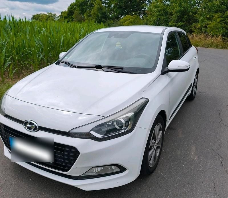 Weiß Gebraucht 2016 Hyundai i20 Passion Kleinwagen | 8.790 € (Fairer Preis) - Bild 1/4