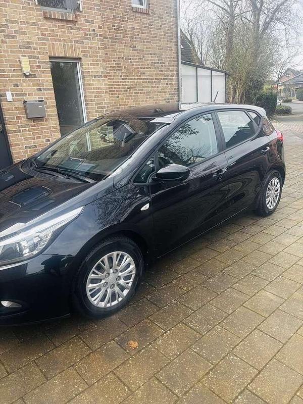 Używany Kia Ceed Attract 99 KM (72 kW) 2015 Czarny Hatchback