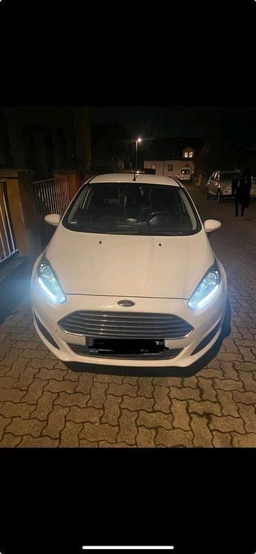 Weiß Gebraucht 2015 Ford Fiesta Kleinwagen | 4.450 € (Superpreis) - Bild 1/4