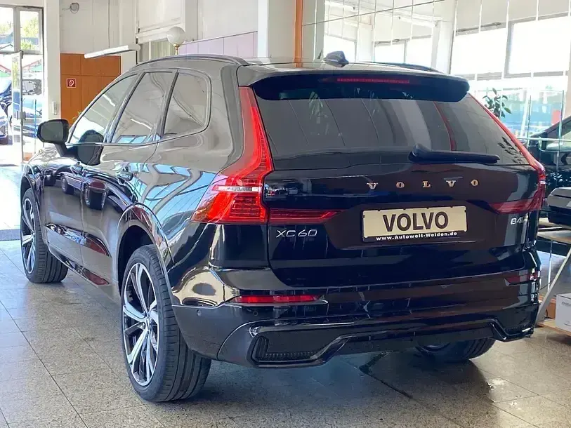 Używany Volvo XC60 Plus 197 KM (144 kW) 2023 Czarny SUV