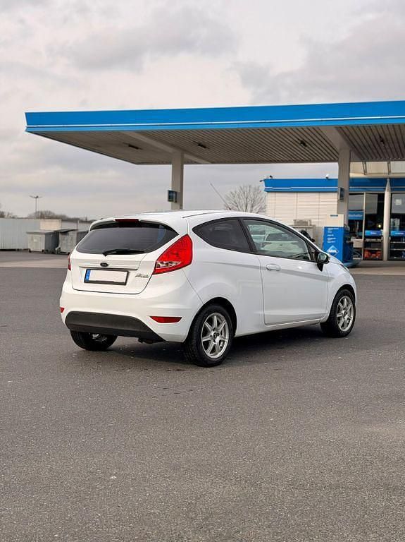 Gebraucht Ford Fiesta Trend 60 PS (44 kW) 2012 Weiß Kleinwagen