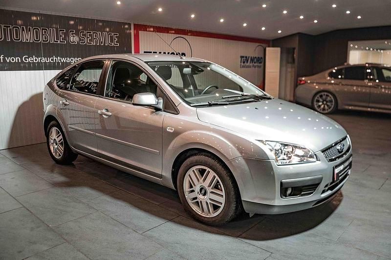 Gebraucht Ford Focus Ghia 101 PS (74 kW) 2005 Silber Limousine