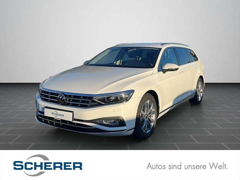 Weiß (metallic) Gebraucht 2023 VW Passat Elegance Kombi | 26.880 € (Fairer Preis) - Bild 1/4