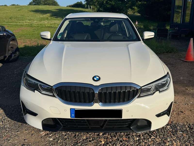 Weiß Gebraucht 2020 BMW 320 Sport Line Limousine | 26.300 € (Fairer Preis) - Bild 1/4