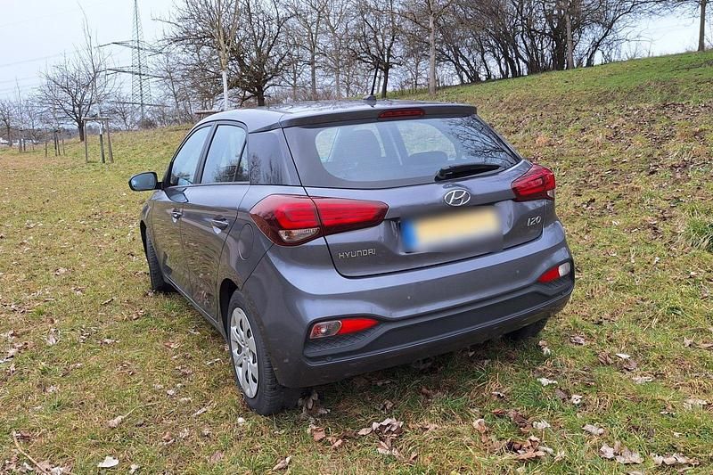 Gebraucht Hyundai i20 Active 84 PS (61 kW) 2019 Grau Kleinwagen