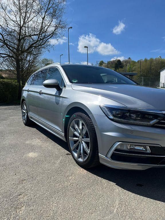 Grau Gebraucht 2018 VW Passat R-line Kombi | 22.900 € (Teuer) - Bild 1/4