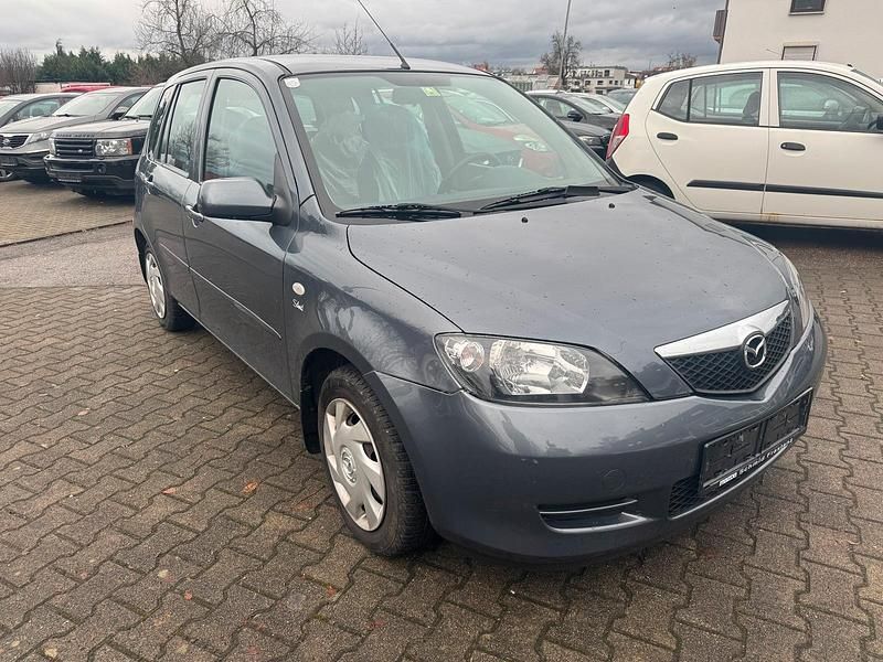 Grau Gebraucht 2004 Mazda 2 Limousine | 2.290 € (Fairer Preis) - Bild 1/4