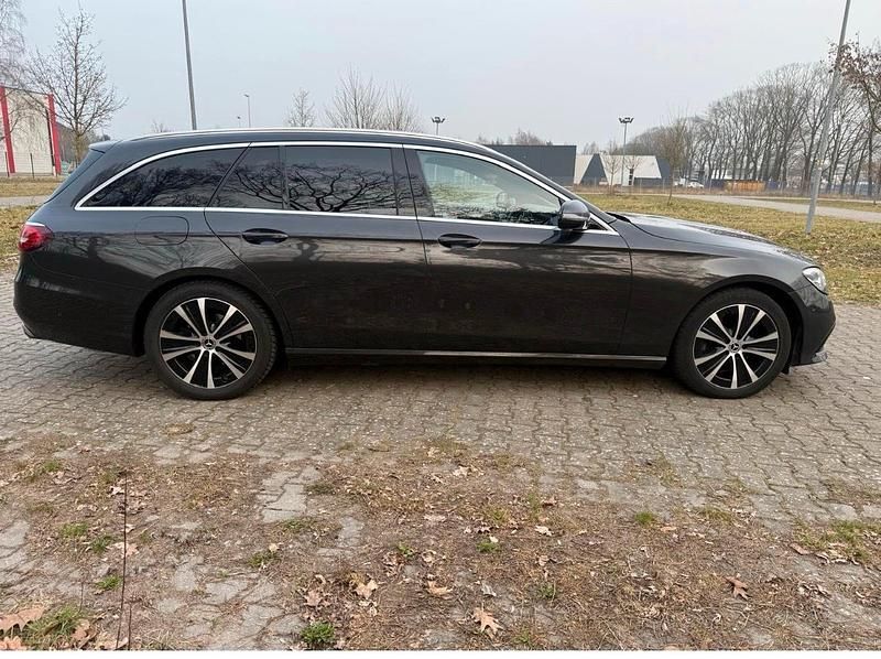 Gebraucht Mercedes E220 194 PS (142 kW) 2023 Schwarz Kombi