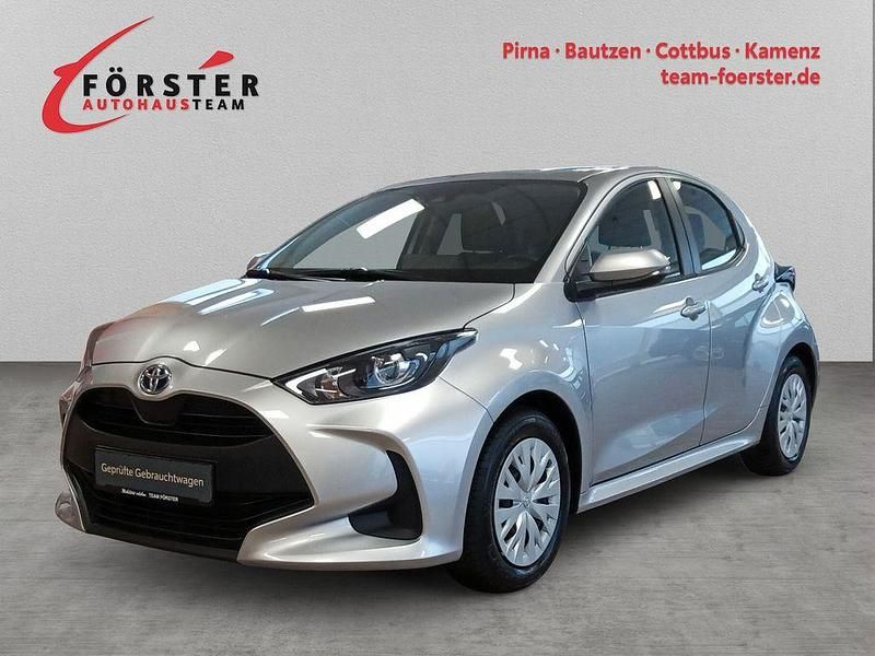 Shimmering silver metallic Gebraucht 2022 Toyota Yaris Hybrid Business Edition Limousine | 18.960 € (Fairer Preis) - Bild 1/4