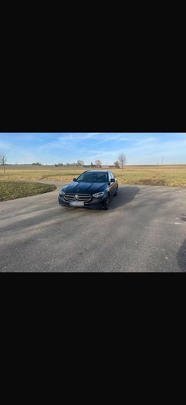 Usado Mercedes E220 194 CV (142 kW) 2021 Negro Familiar