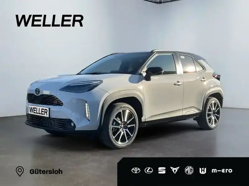 Dynamic grey metallic / dach schwarz (grau) Neu 2025 Toyota Yaris Cross SUV | 34.690 € (Teuer) - Bild 1/3
