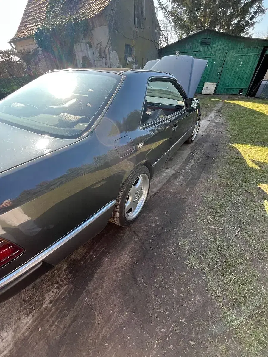 Gebraucht Mercedes E230 132 PS (97 kW) 1992 Schwarz Coupé