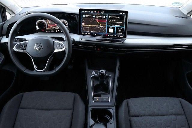 Gebraucht VW Golf VIII Life 116 PS (85 kW) 2025 Crystal ice blue (blau) Limousine